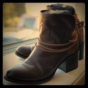 Freebird CASEY booties in Cognac brown